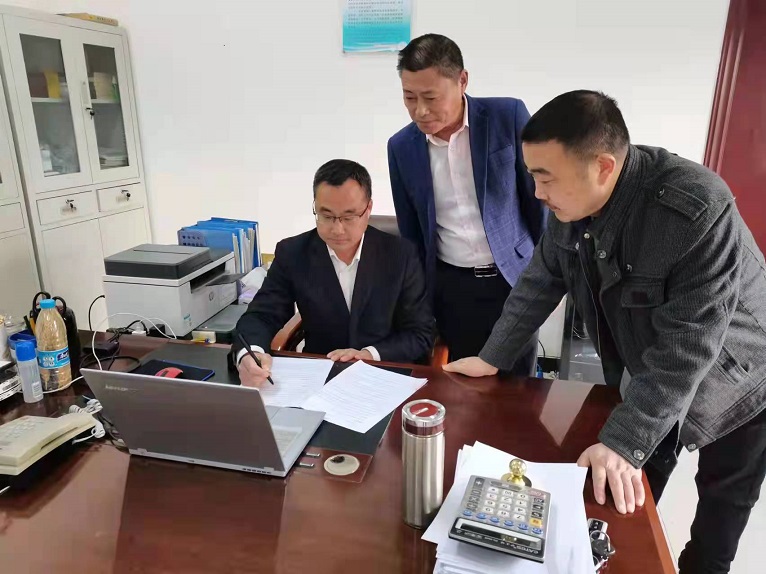 ? 千里之外，仟坤有群“戍邊人”  ——新疆華大職工堅守一線勤勞創(chuàng)業(yè)側記